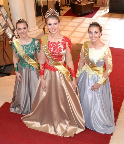 Vestidos de gala das soberanas são vistos pela primeira vez