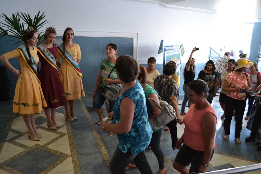 Soberanas da Expofred 2014 recepcionam mulheres em evento regional.